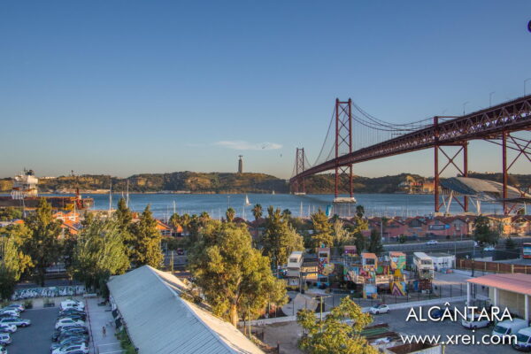 Alcântara is a riverside parish in Lisbon, former area of ​​factories and warehouses, close to the port of Alcântara. During the past few years Alcântara has been developing new neighborhoods to live in, with condominiums and commercial places. Former factories have given way to apartment buildings, shops, business centers and other leisure venues