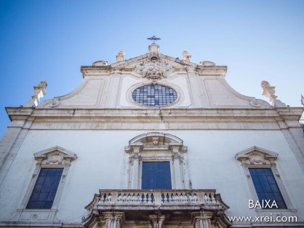La chiesa di São Domingos è una chiesa di grande significato, essendo stata sede di importanti eventi nella storia del Portogallo. Con un accento architettonico anche per l'imponenza del soffitto costruito in una falsa volta a botte dipinta con manganese e ocra.