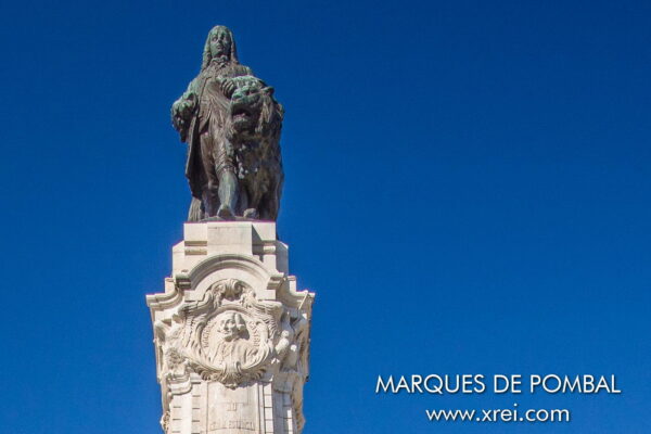 Estatua de bronce del Marqués de Pombal acompañada del león símbolo del poder, la fuerza y ​​la determinación de la realeza