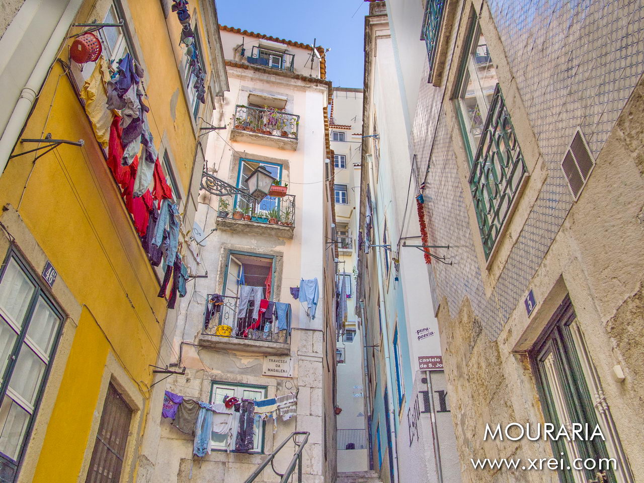 Mouraria is a neighborhood of labyrinthine streets, with buildings constructed on the hillside, in various colors and diverse environments