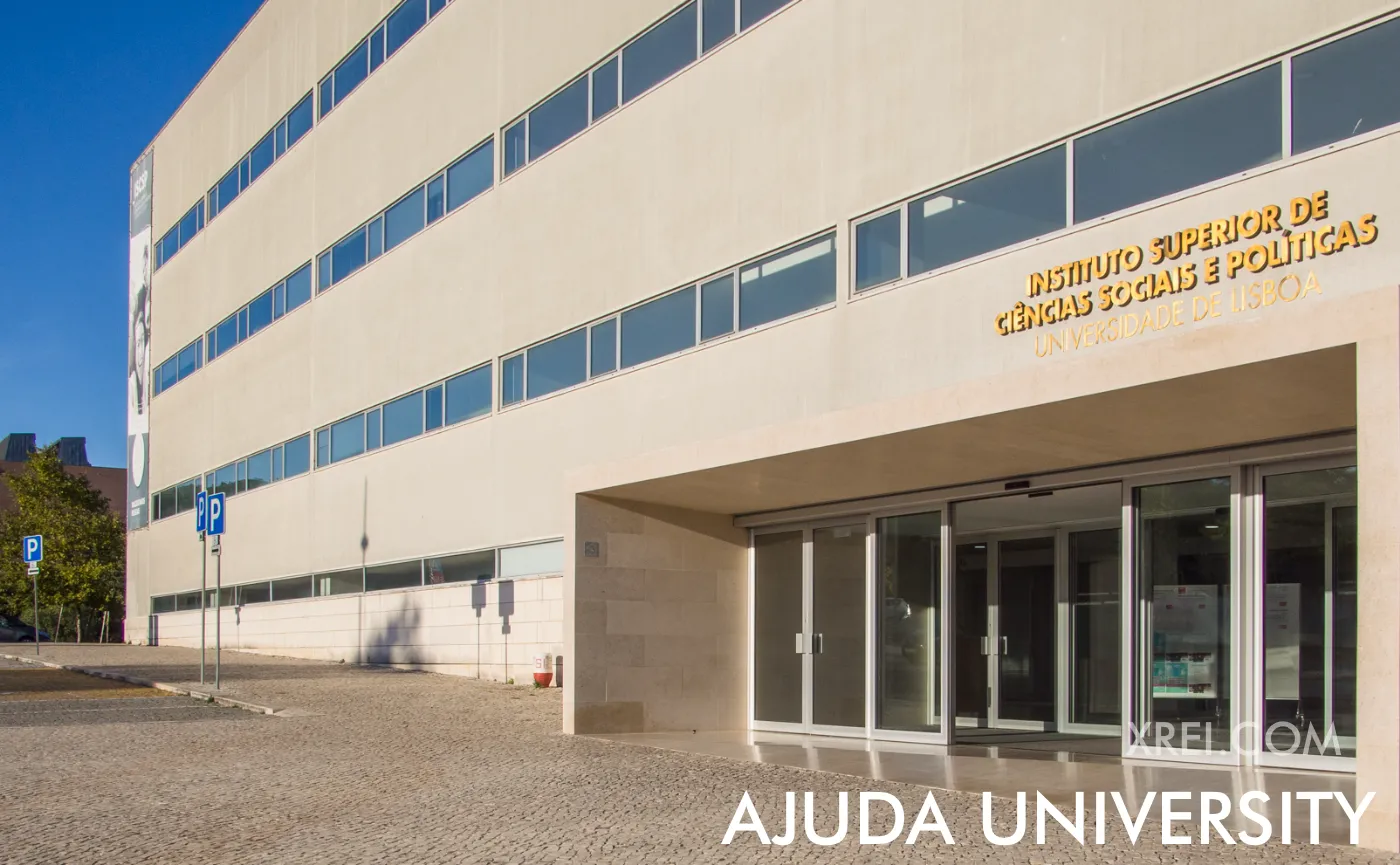 A faculdade de ciências sociais da Universidade de Lisboa situa-se em Ajuda, trazendo uma população estudantil a um bairro mais conhecido pelo seu palácio e ruas tranquilas.