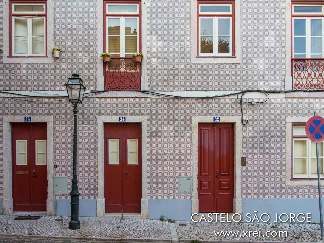 Noble architecture building in the Castelo neighbourhood, with tall doors and an azulejo-tiled façade