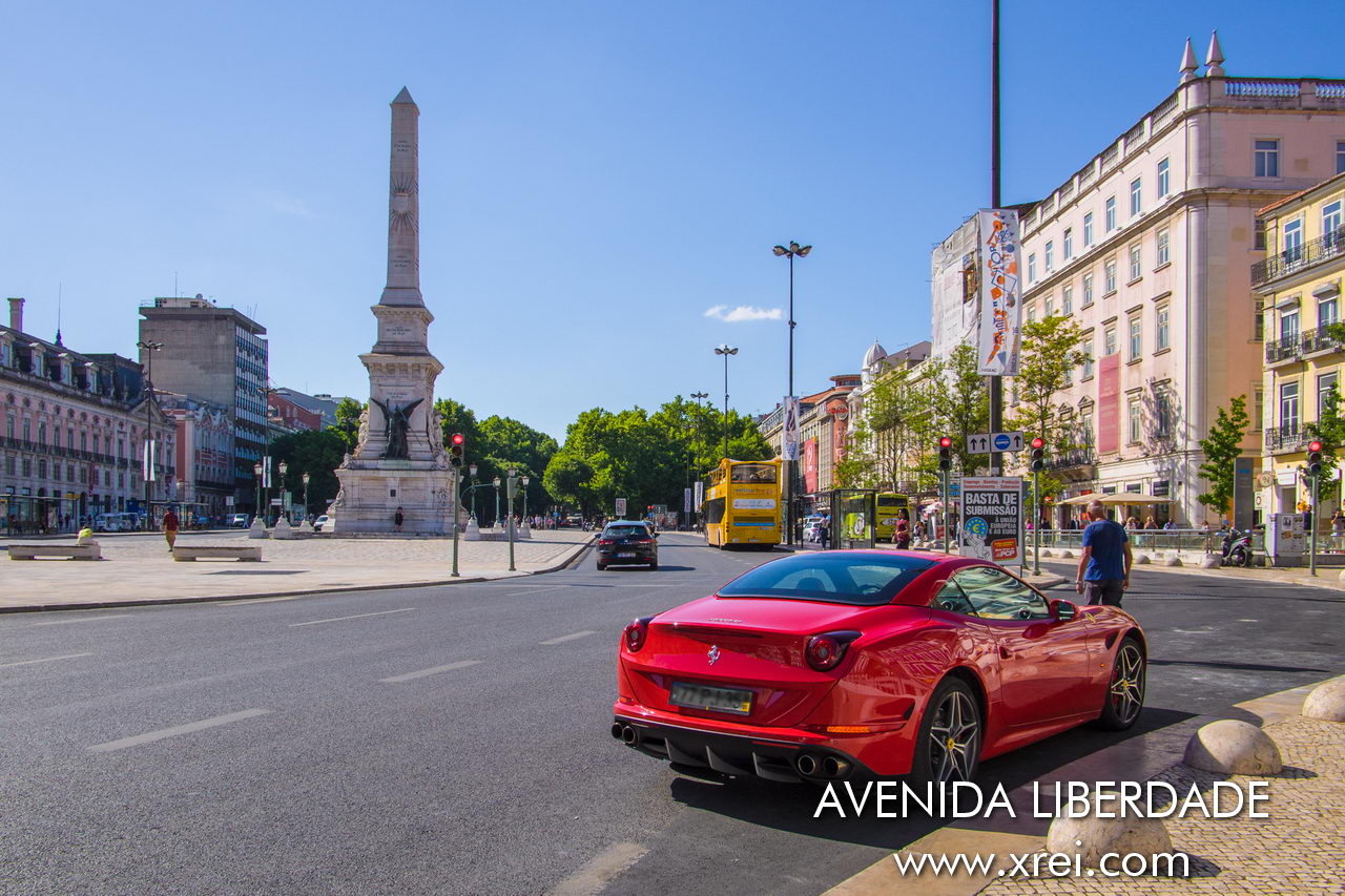 Avenida da Liberdade é a principal artéria de Lisboa, a rua de ligação à Baixa de Lisboa, local de cultura, comércio, escritórios e hotéis de luxo em Lisboa.