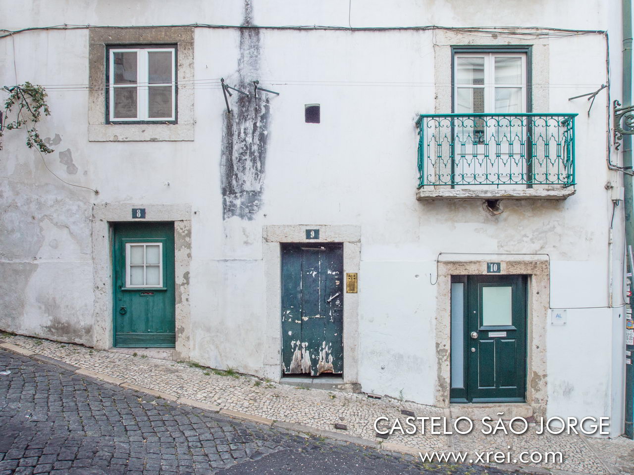 Building constructed on a sloping street in the Castelo neighbourhood.