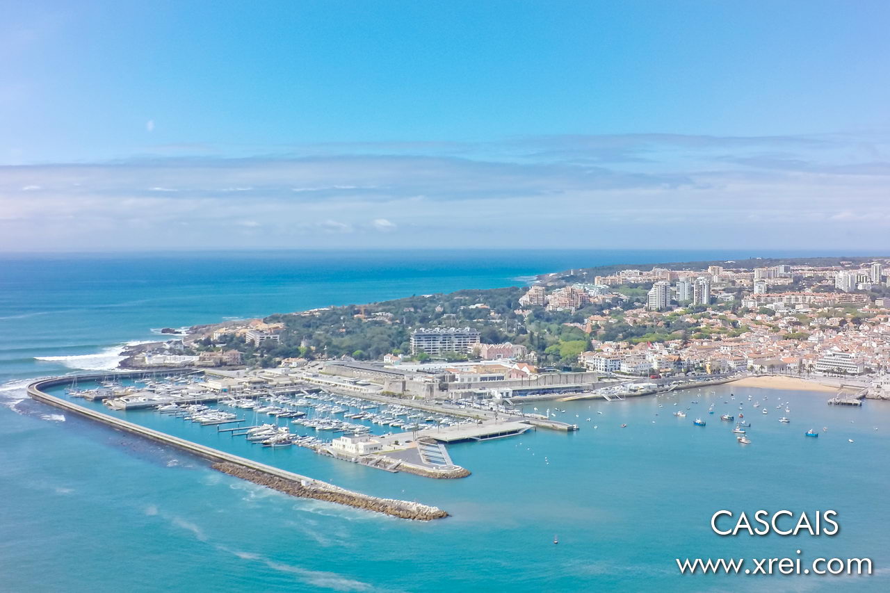 Cascais is situated facing the Atlantic Ocean, at the mouth of the Tagus River, sheltered by a natural bay ideal for sailing