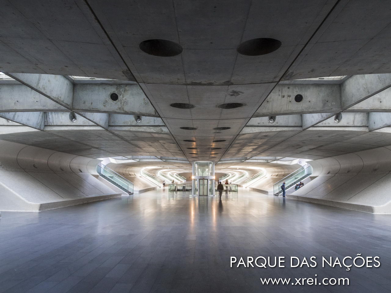 Galeria de acesso ao metropolitano de Lisboa na Gare do Oriente, estação do Oriente, com uma arquitetura futurista concebido em betão e vidro
