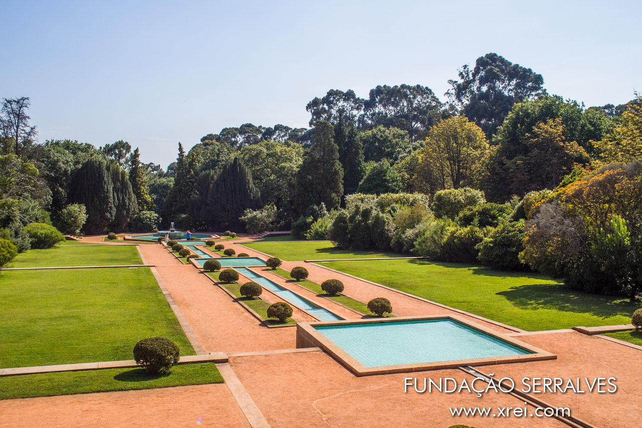 The garden of Casa Serralves, a lawned area with a cascading water feature and a fountain, surrounded by Parque Serralves