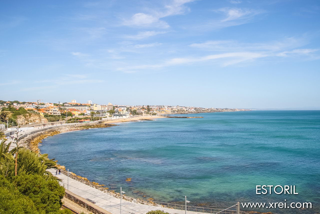 Il litorale di Estoril è bagnato dalla foce del fiume Tago con una vasta offerta di spiagge lungo la costa da Lisbona a Sintra, una strada costiera conosciuta come Avenida Marginal, molto simile alla Costa Azzurra
