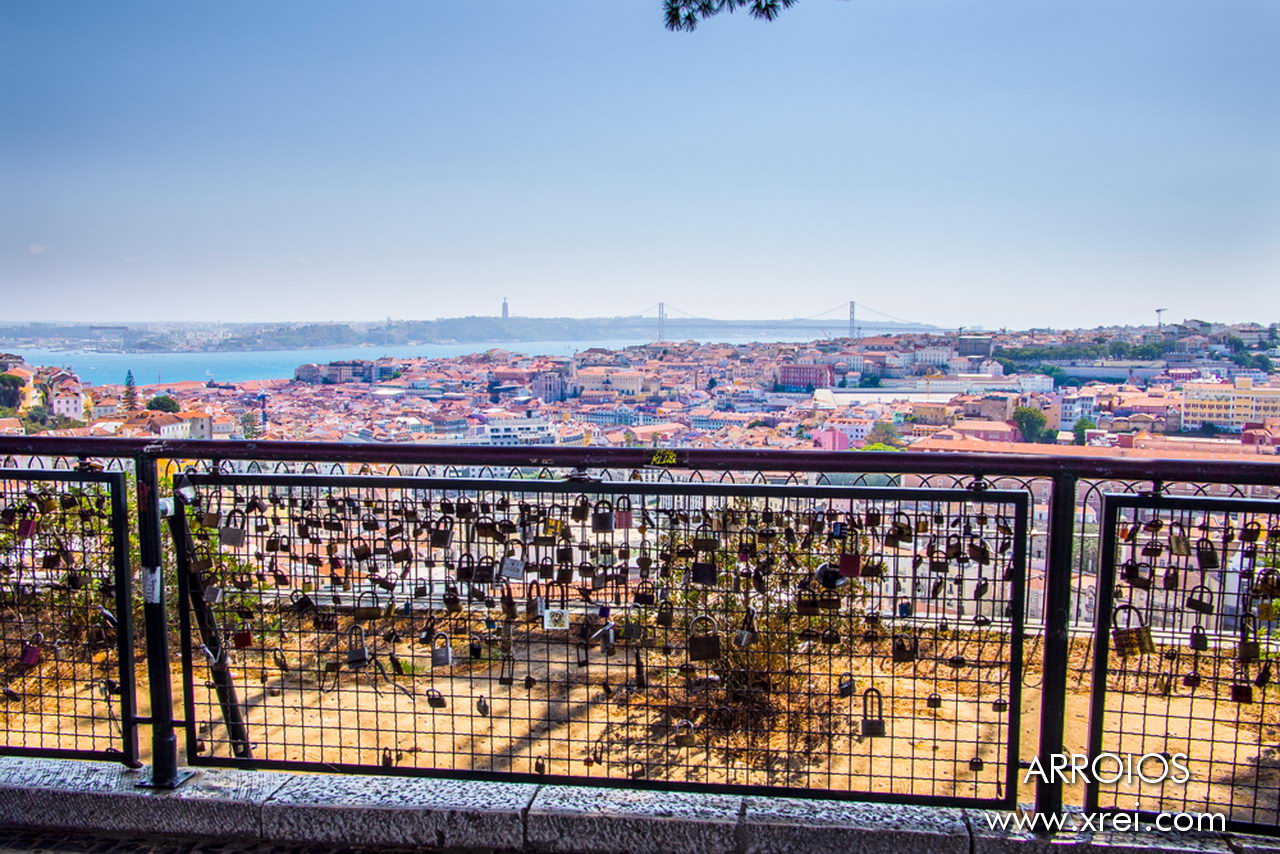 El mirador de Nossa Senhora do Monte está situado en las alturas orientales de Lisboa, al norte del Castillo de San Jorge. Desde aquí, mirando al sur se puede ver la ciudad baja y el río Tajo; al oeste, el Bairro Alto y Monsanto; y al norte, la ciudad residencial de Lisboa.