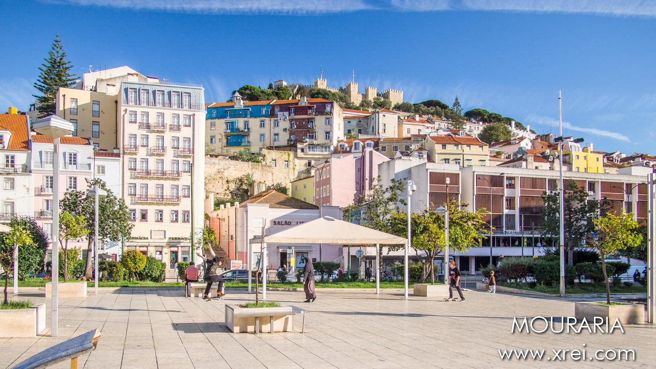 View of Mouraria neighborhood from Martin Moniz, with São Jorge Castle atop the hill