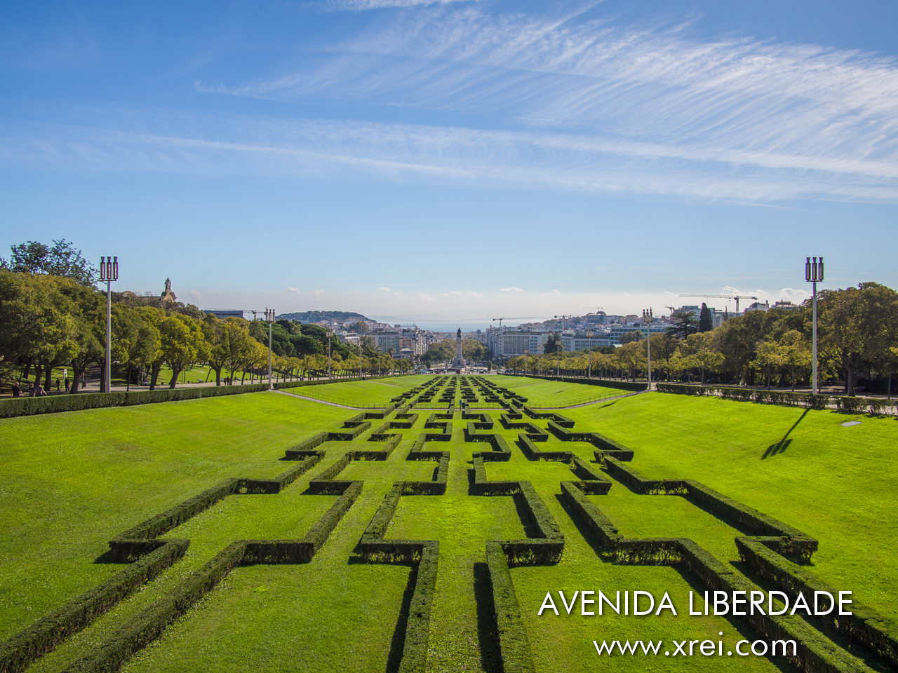 Parque Eduardo VII é o maior parque verde de Lisboa e um dos miradouros mais procurados de Lisboa, localizado a norte da rotunda do Marquês de Pombal