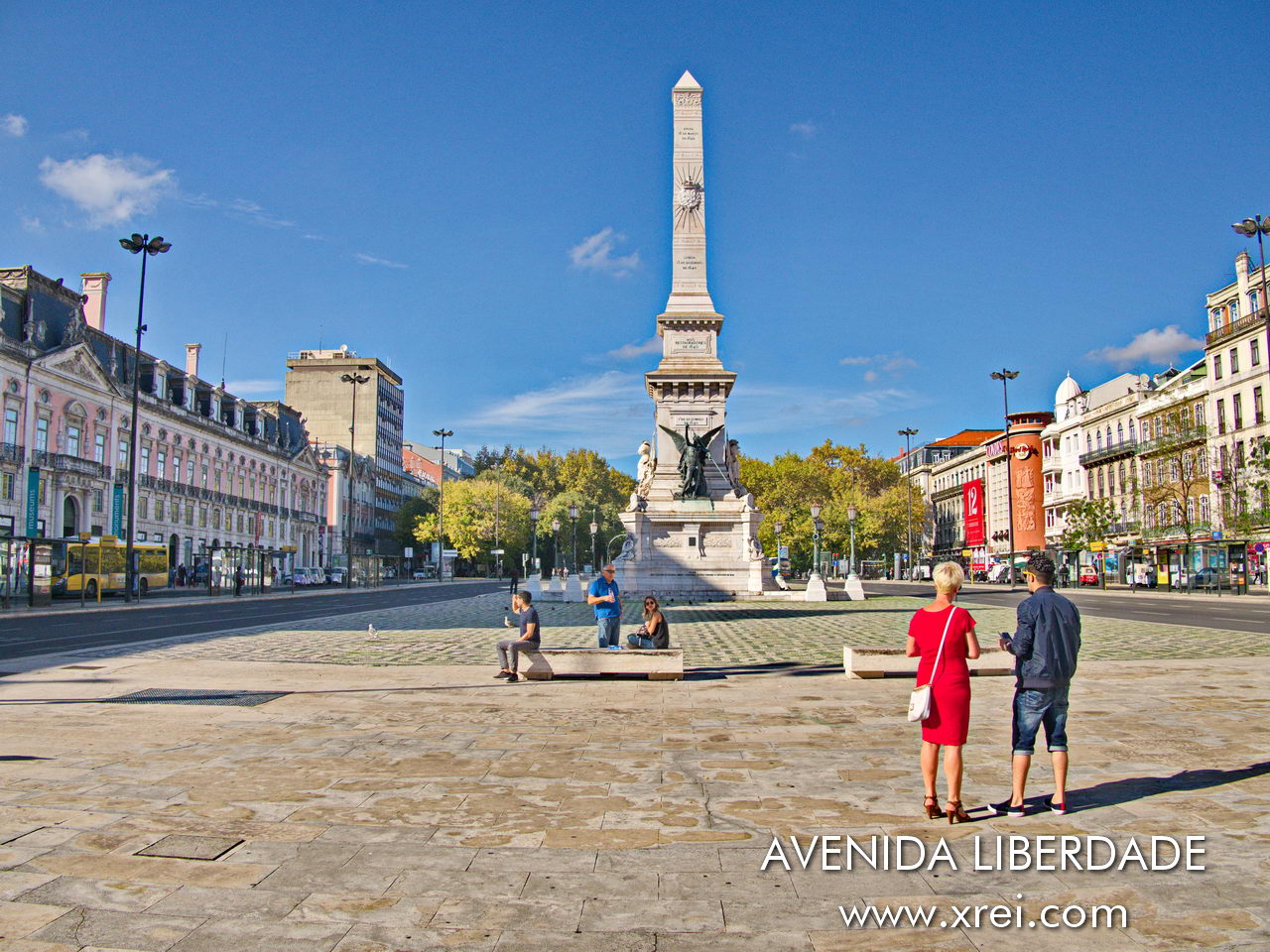 Praça dos Restauradores localizada no início da Avenida da Liberdade, na ligação entre a Praça Dom Pedro IV (Rossio), e a Avenida da Liberdade