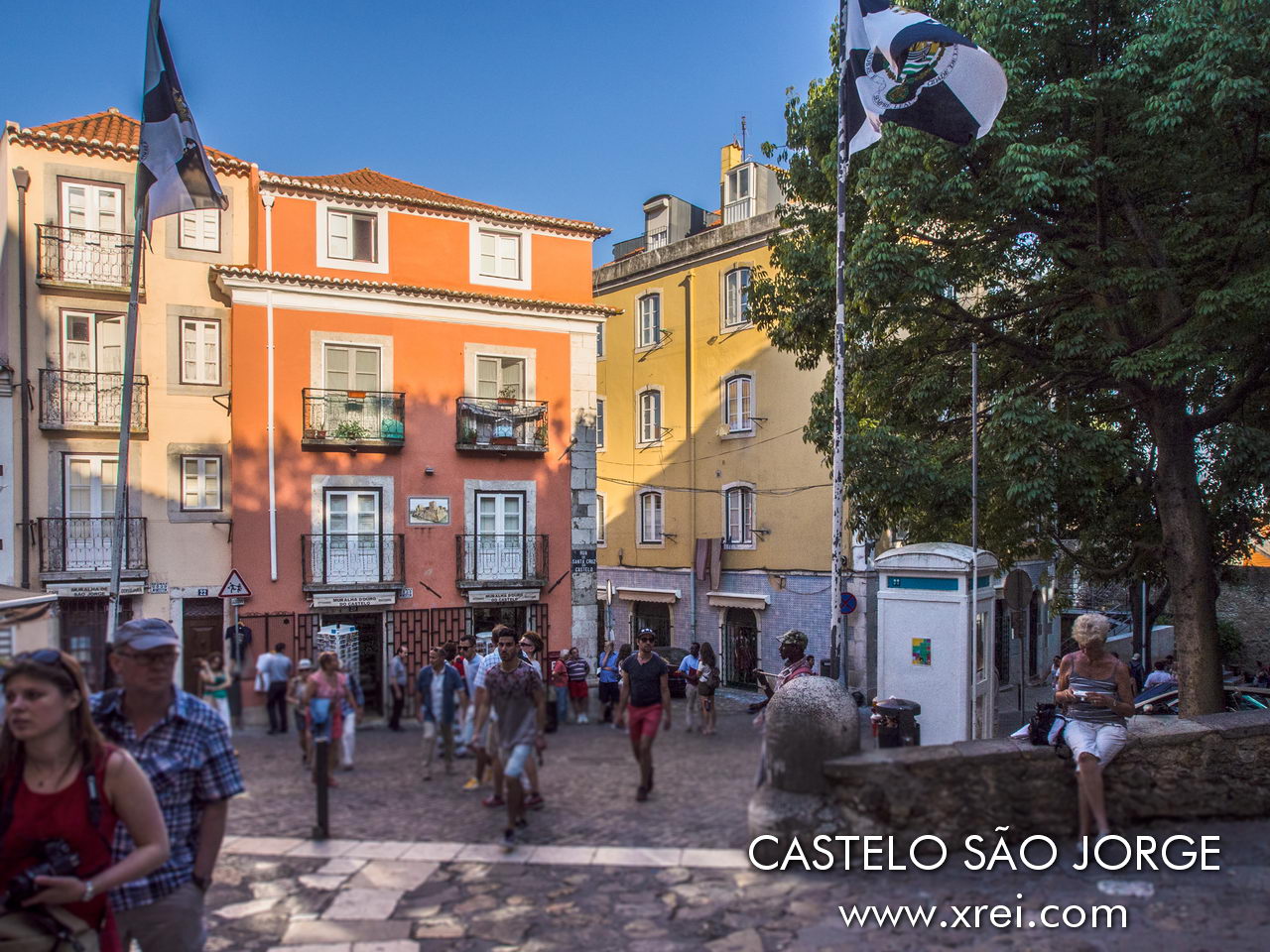 Streets of the Castelo neighbourhood in front of the entrance to the Castelo de São Jorge