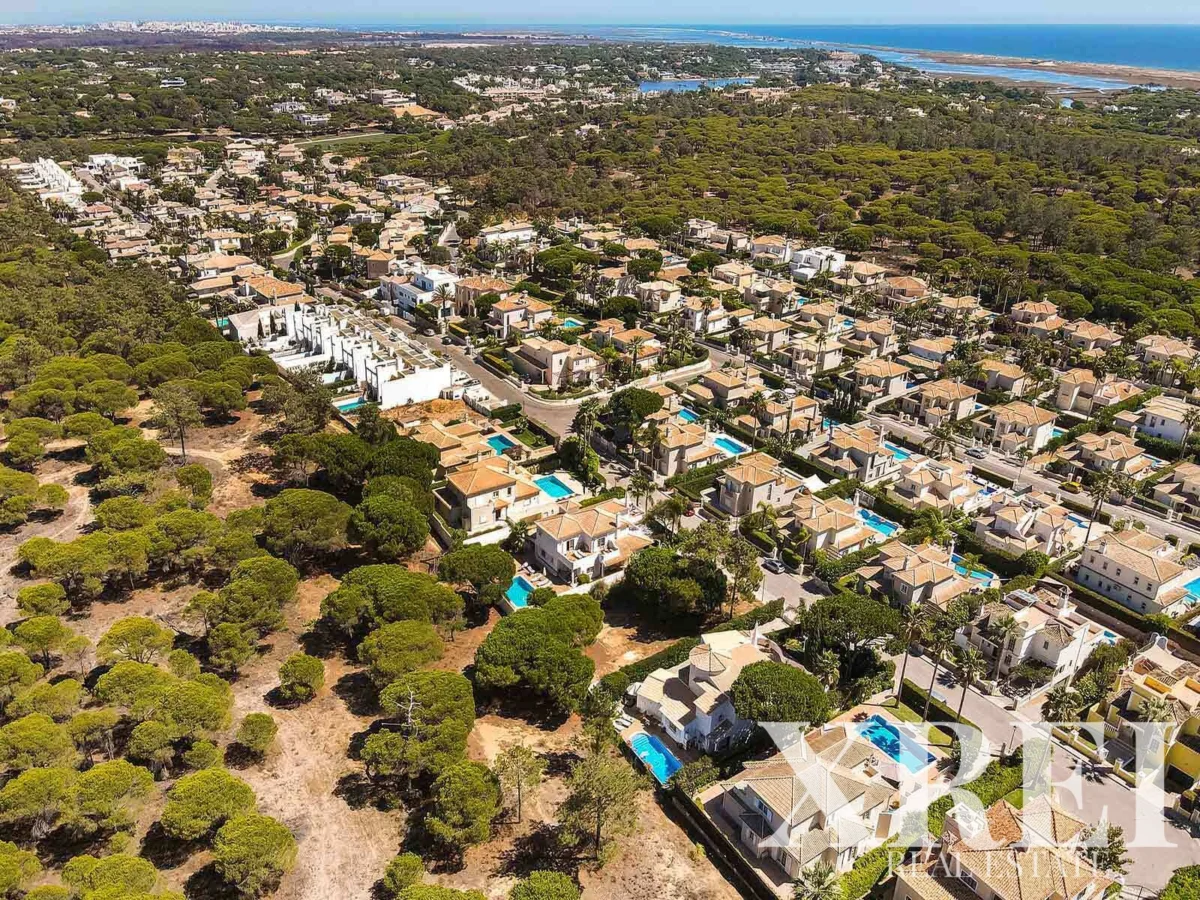 Land for sale in Almancil, Loulé, Algarve &bull; X67100
