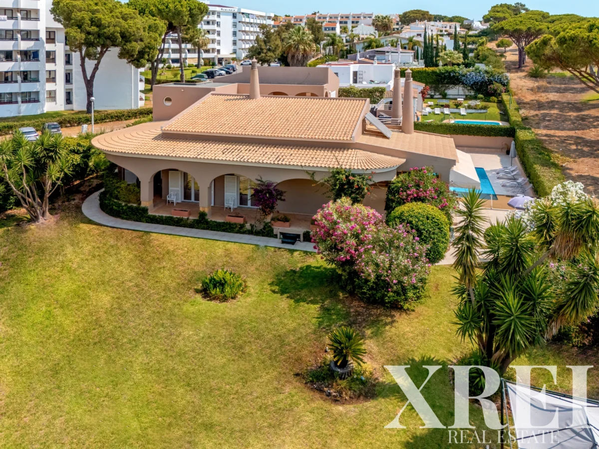 Villa 6-bedroom for sale in Vilamoura, Algarve • X99382