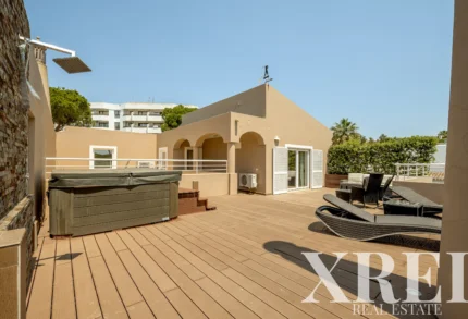 Villa 6-bedroom for sale in Quarteira, Loulé, Algarve &bull; X99382